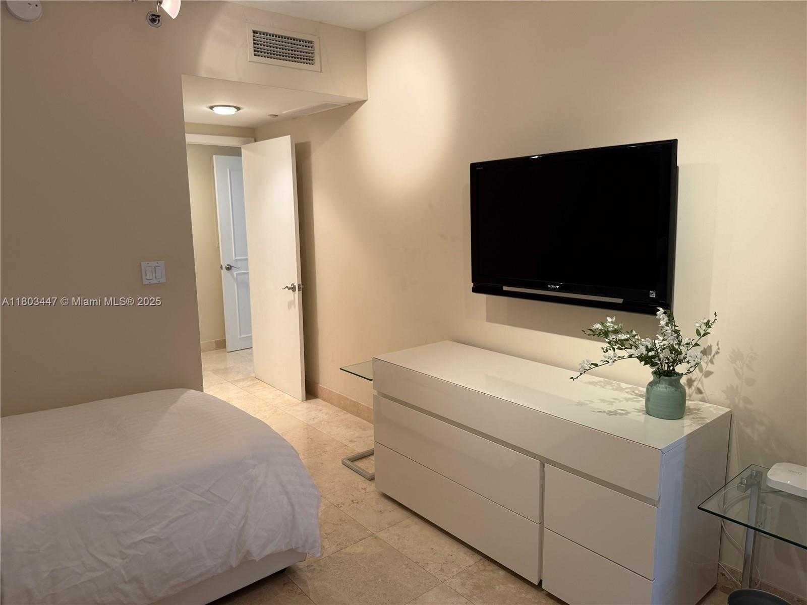 Small Image of 7000 ISLAND BLVD #2403, Aventura Number 12