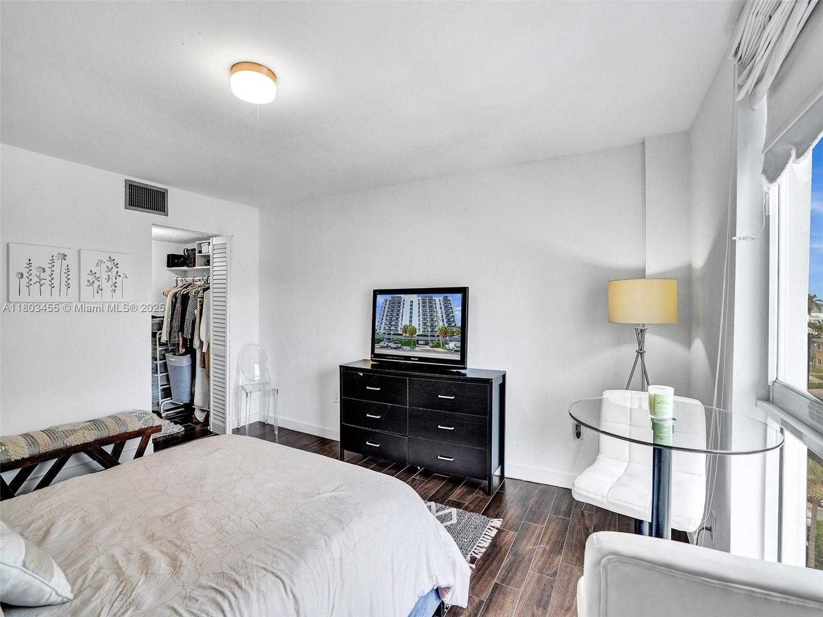 Small Image of 7928 WEST DR #504, North Bay Village Number 17