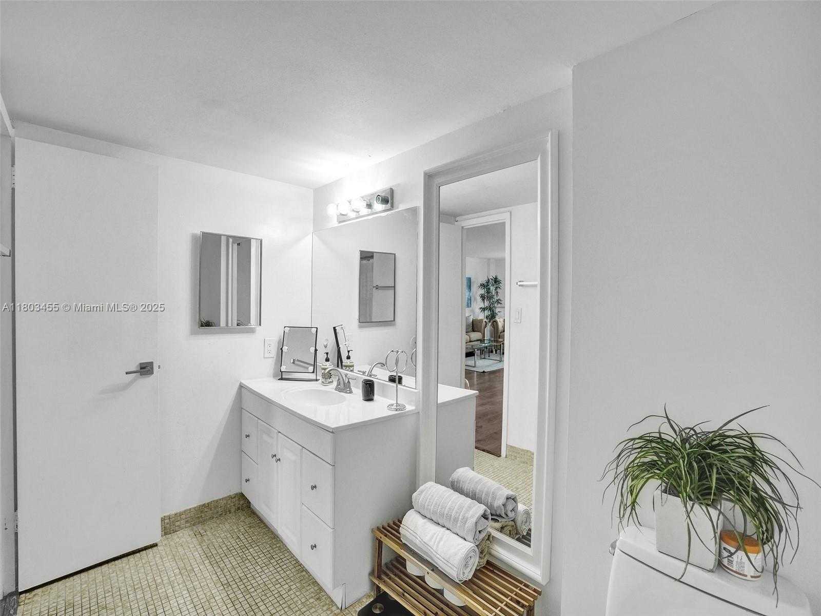 Small Image of 7928 WEST DR #504, North Bay Village Number 19