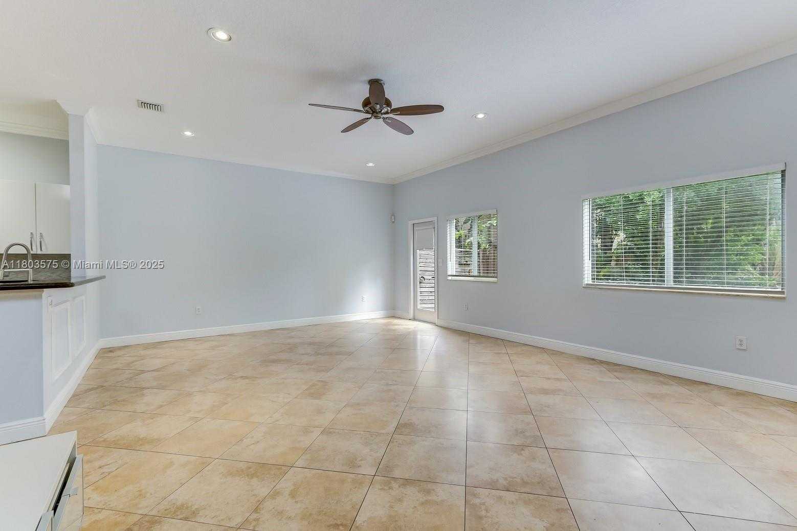 Small Image of 2727 TREASURE COVE CIR #2727, Dania Beach Number 25