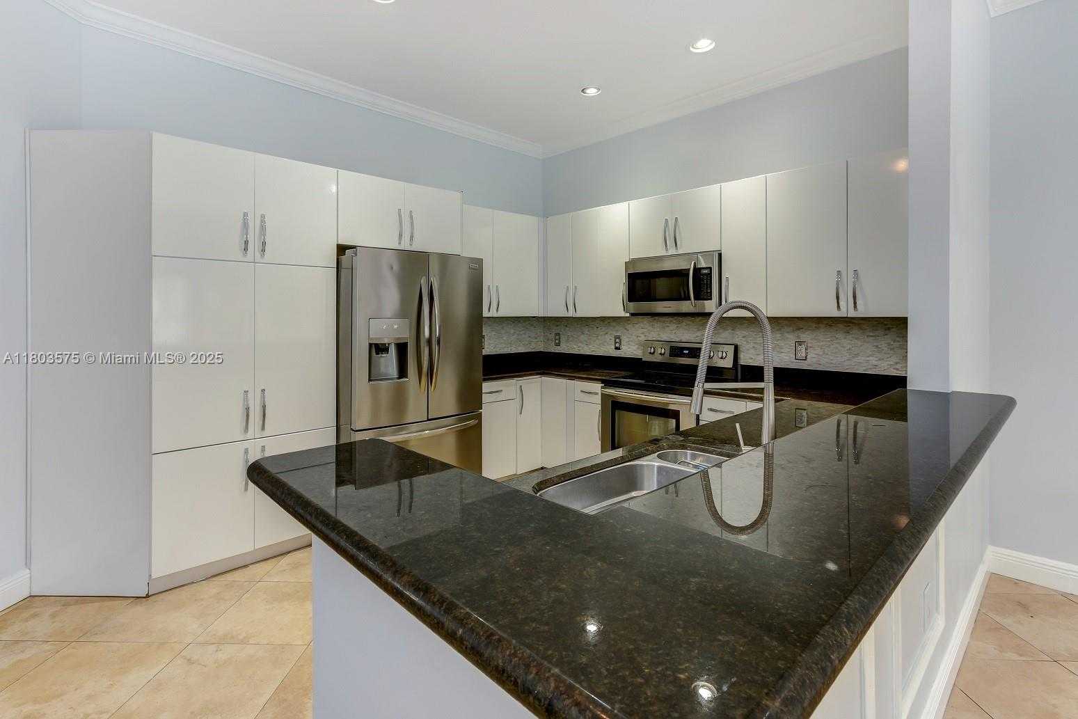 Small Image of 2727 TREASURE COVE CIR #2727, Dania Beach Number 26