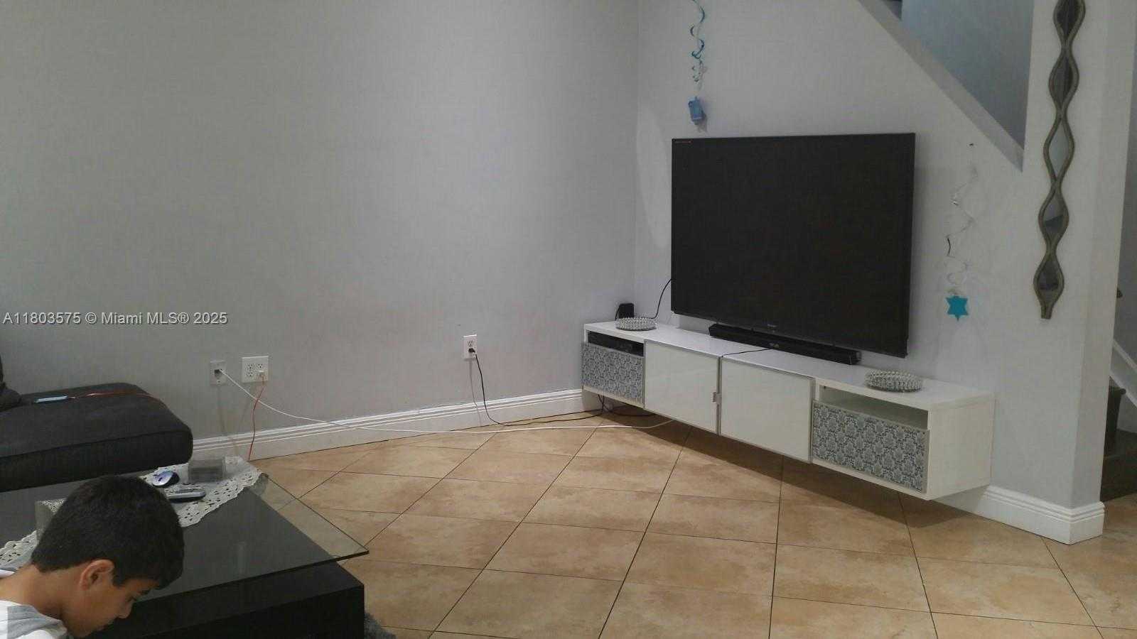 Small Image of 2727 TREASURE COVE CIR #2727, Dania Beach Number 3