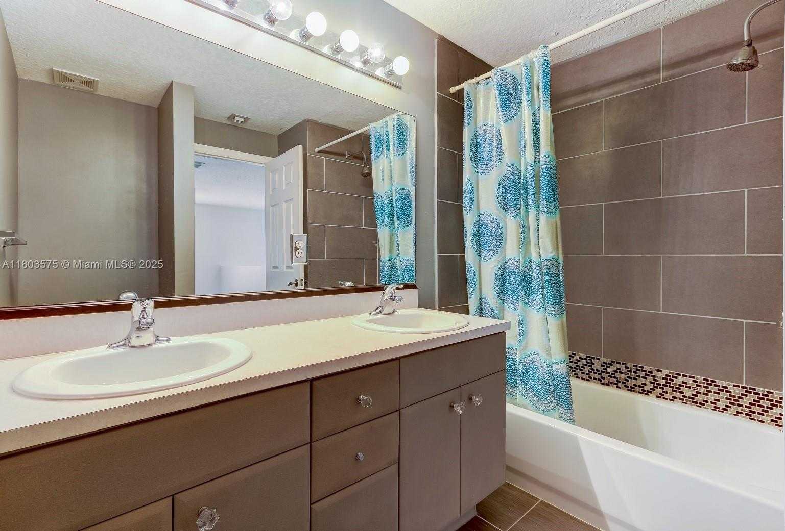 Small Image of 2727 TREASURE COVE CIR #2727, Dania Beach Number 43