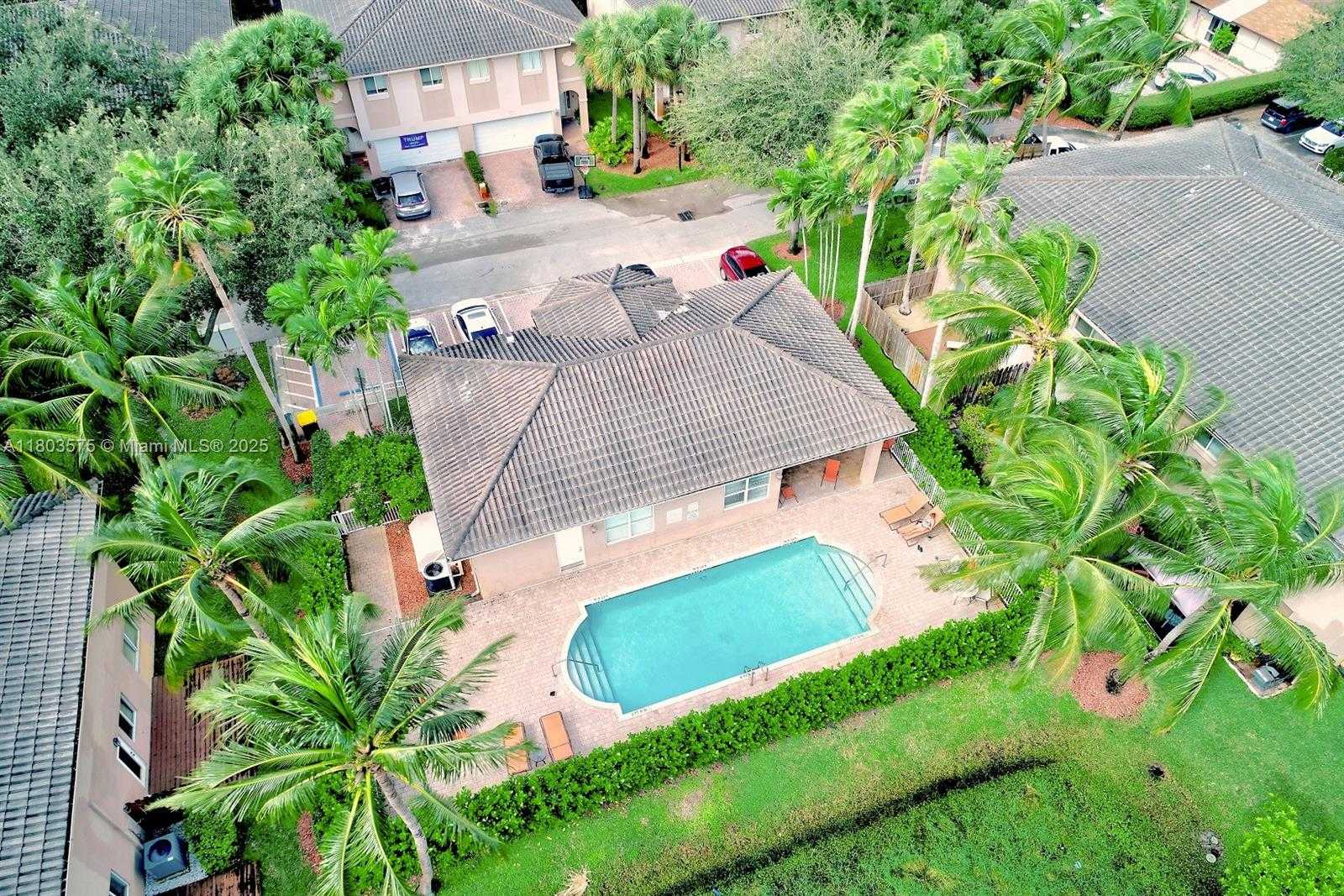 Small Image of 2727 TREASURE COVE CIR #2727, Dania Beach Number 44