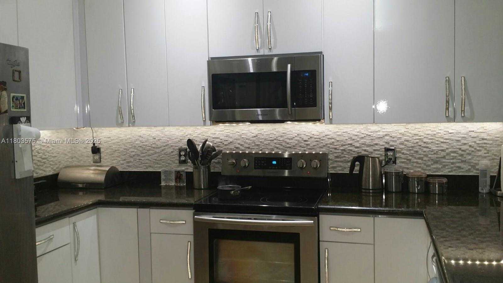 Small Image of 2727 TREASURE COVE CIR #2727, Dania Beach Number 7