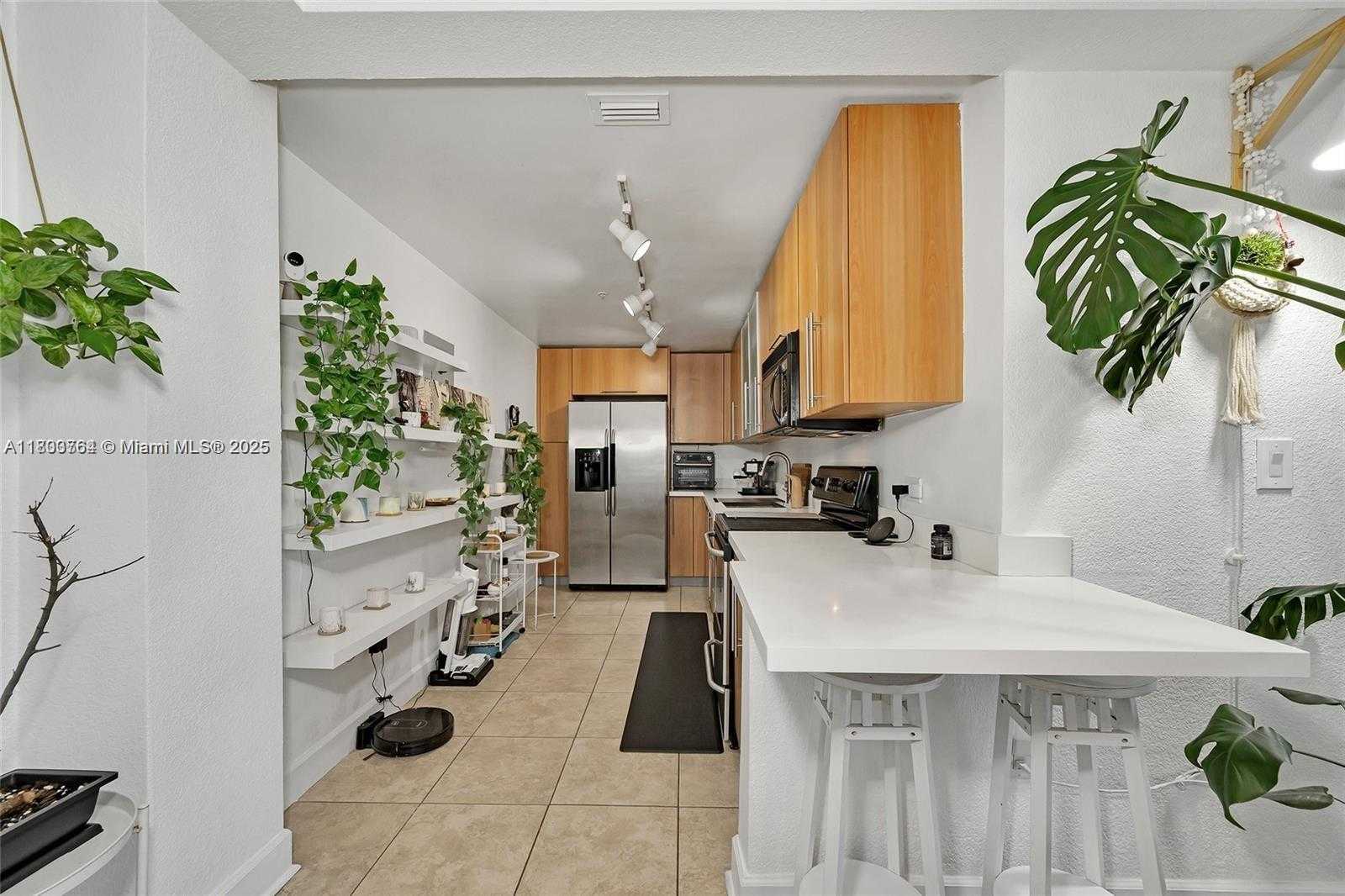 Small Image of 7501 S Treasure Dr, North Bay Village, FL 33141, USA Number 2