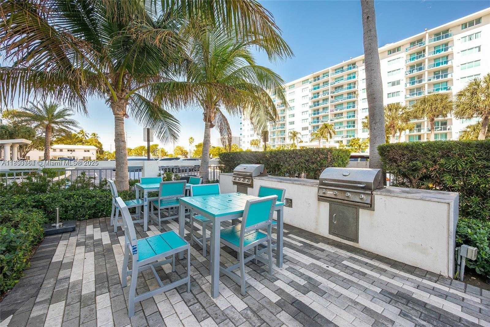 Small Image of 7501 S Treasure Dr, North Bay Village, FL 33141, USA Number 20