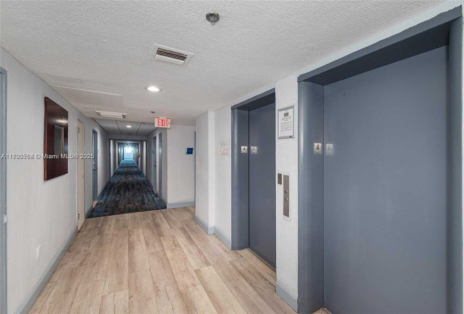 Small Image of 7501 S Treasure Dr, North Bay Village, FL 33141, USA Number 21