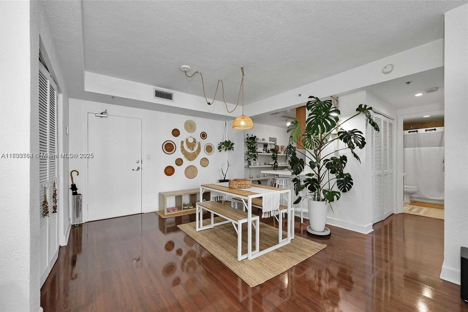 Small Image of 7501 S Treasure Dr, North Bay Village, FL 33141, USA Number 5