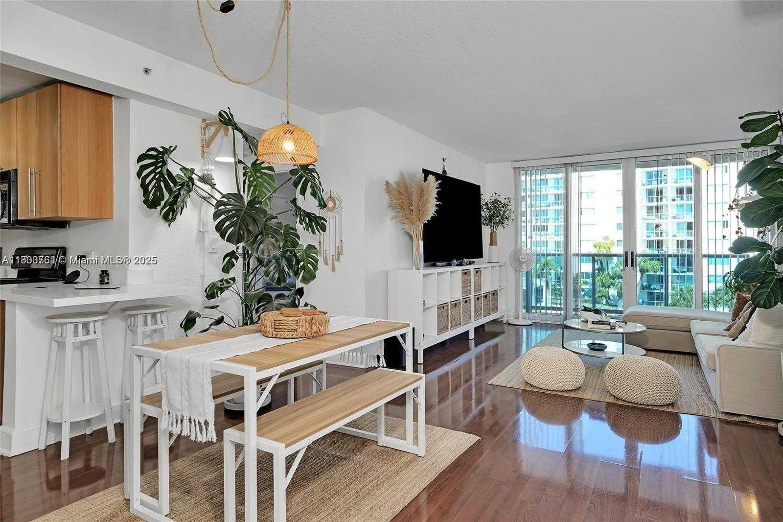 Small Image of 7501 S Treasure Dr, North Bay Village, FL 33141, USA Number 8