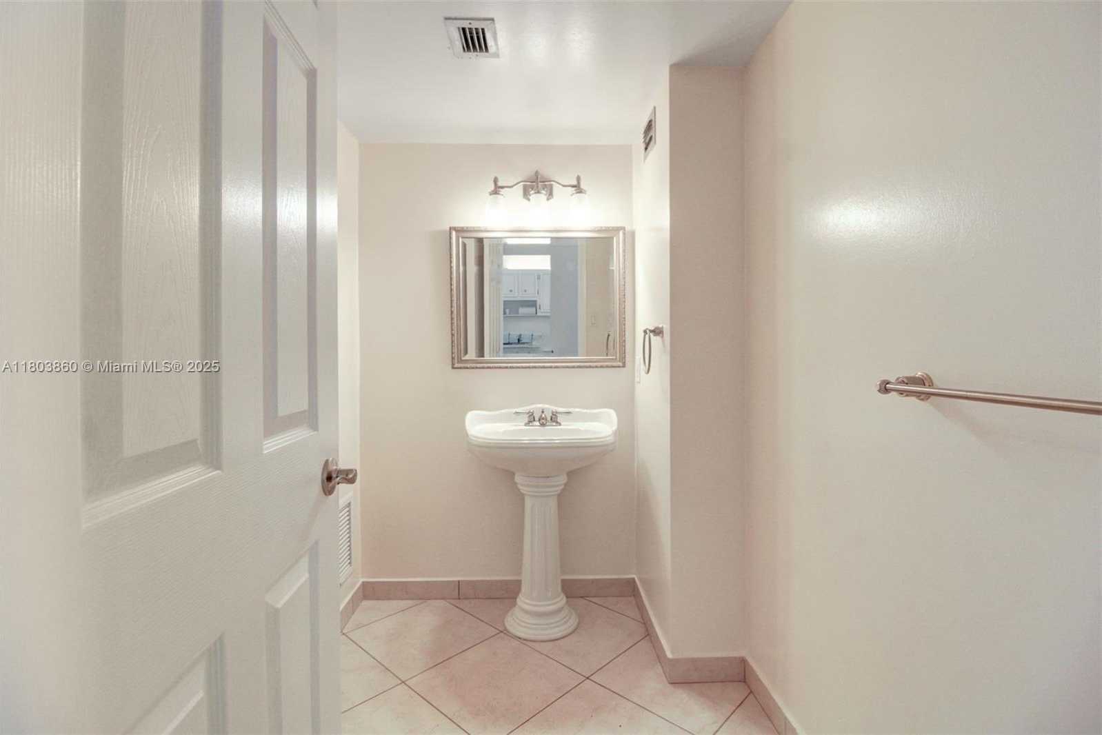 Small Image of 18011 BISCAYNE BLVD #1103, Aventura Number 11