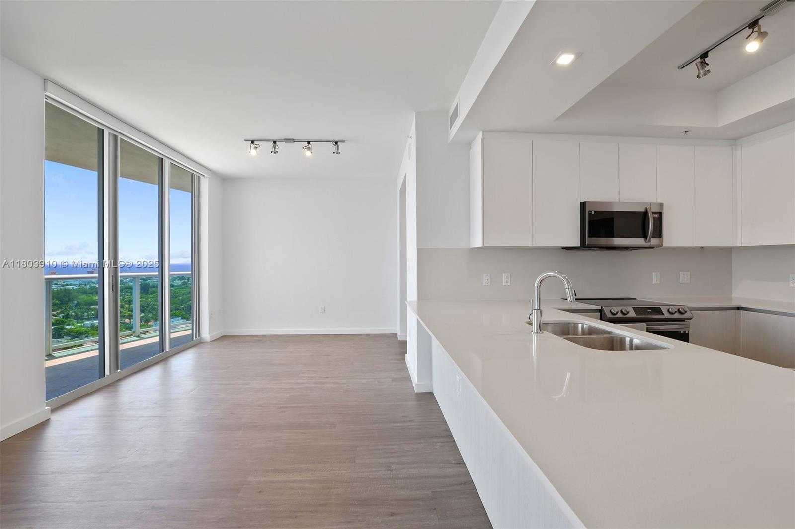 Small Image of 1500 BAY RD #C-0707, Miami Beach Number 4