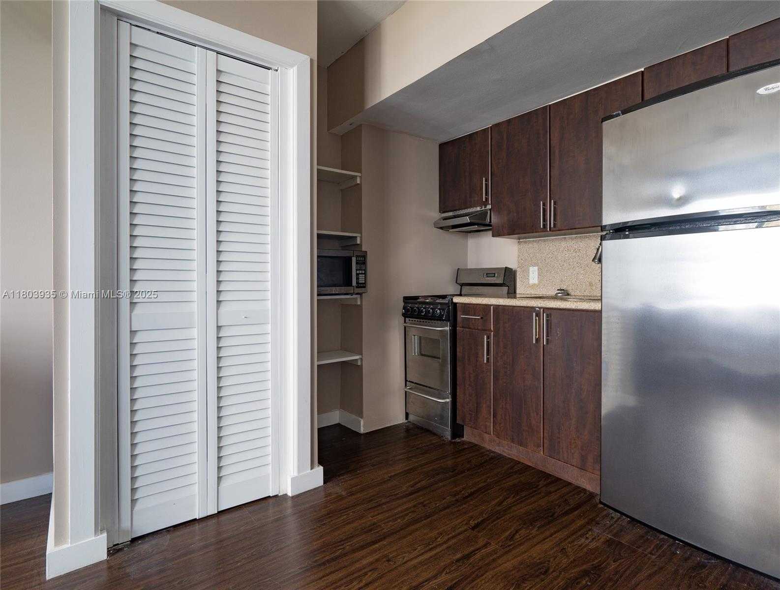 Small Image of 1250 WEST AVE #9R, Miami Beach Number 2