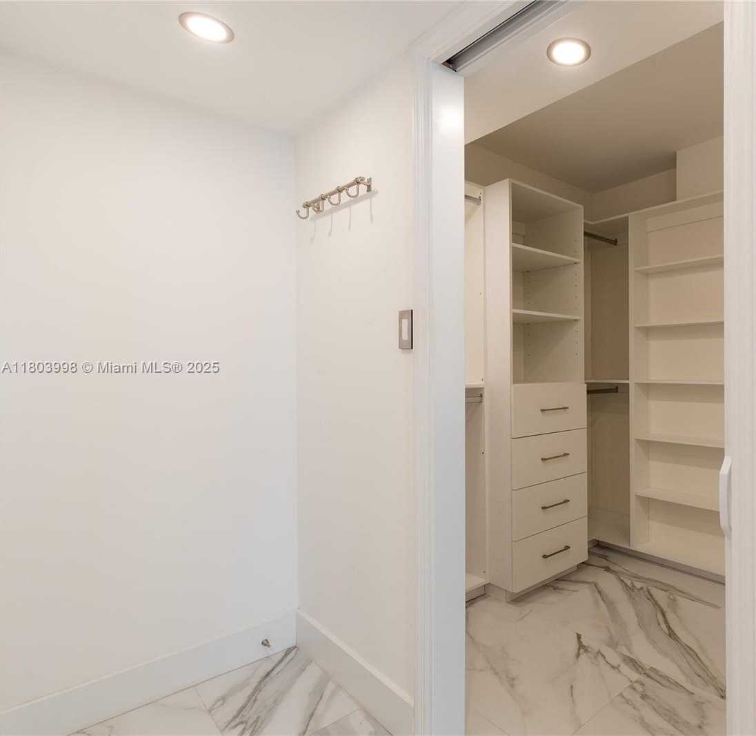 Small Image of 1450 BRICKELL BAY DR #1707, Miami Number 17