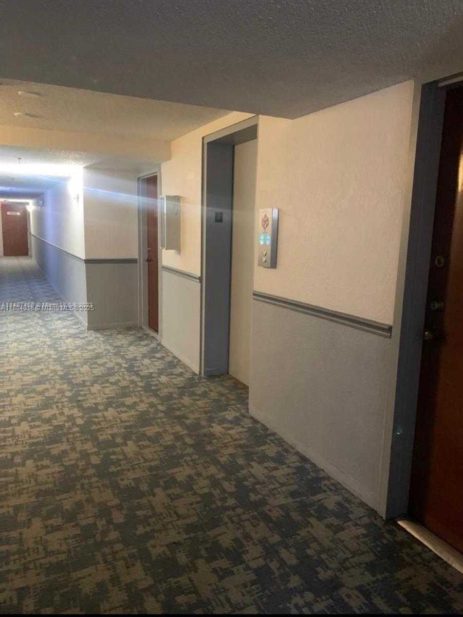 Small Image of 250 181ST DR #212, Sunny Isles Beach Number 4
