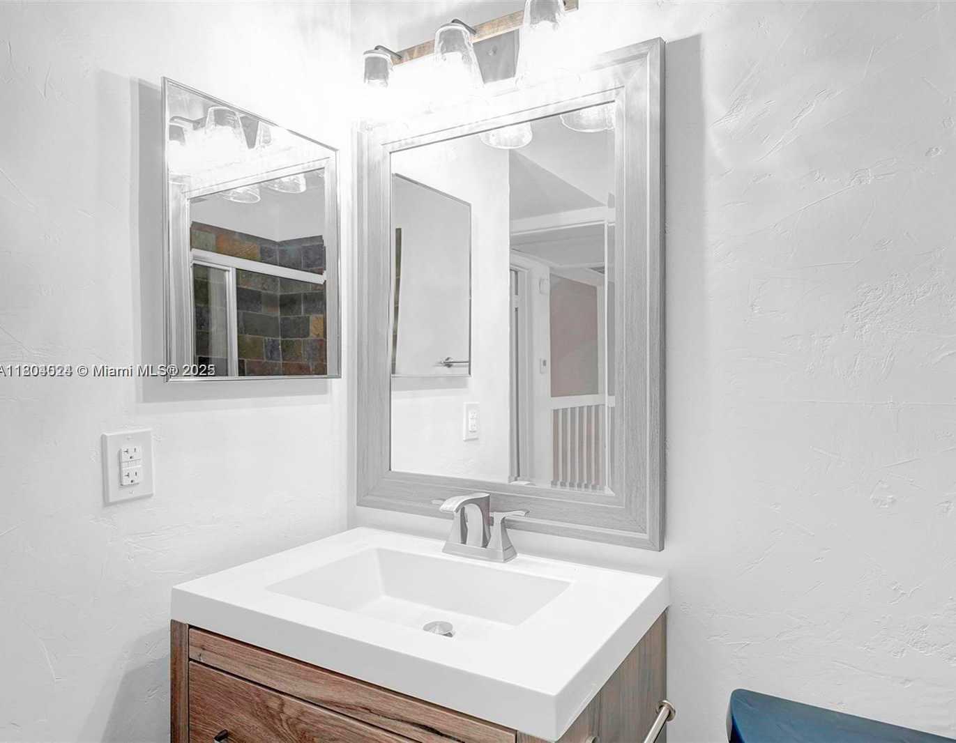 Small Image of 20908 LEEWARD CT #231-3, Aventura Number 31