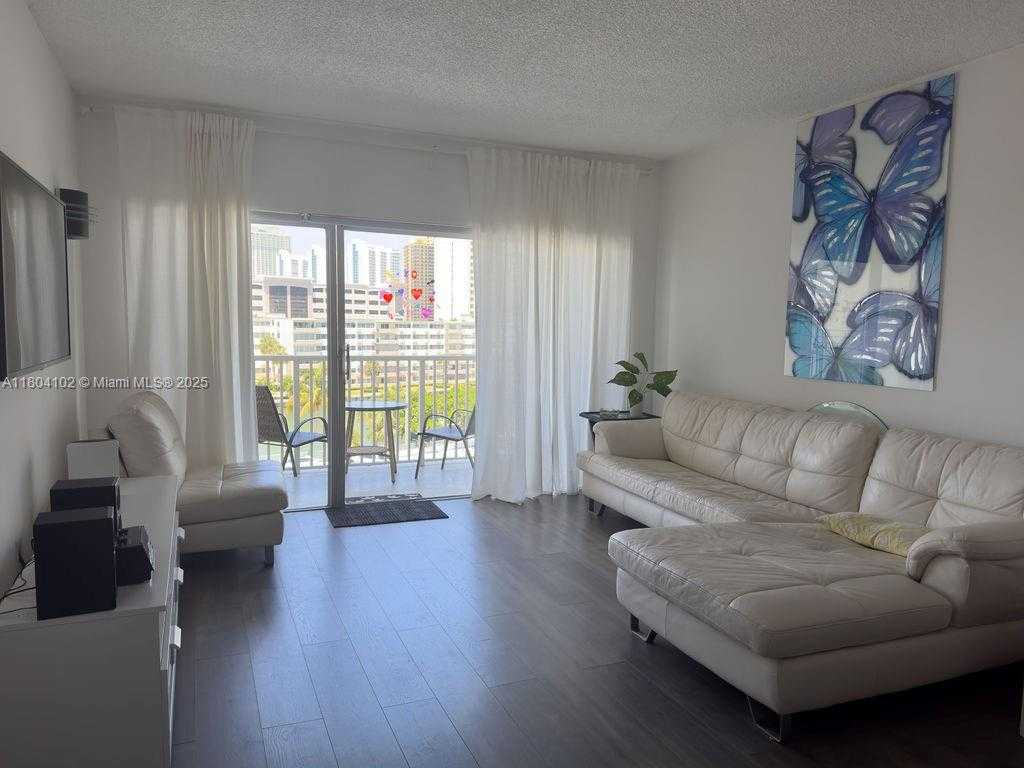 Small Image of 300 BAYVIEW DR #511, Sunny Isles Beach Number 2