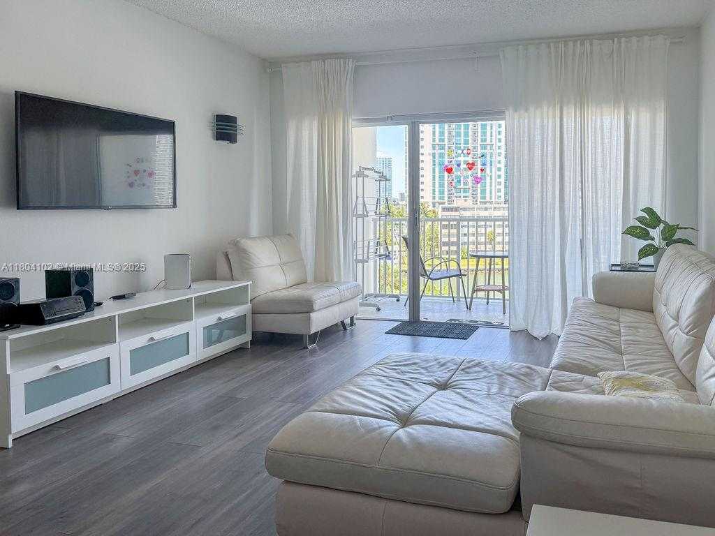 Small Image of 300 BAYVIEW DR #511, Sunny Isles Beach Number 3