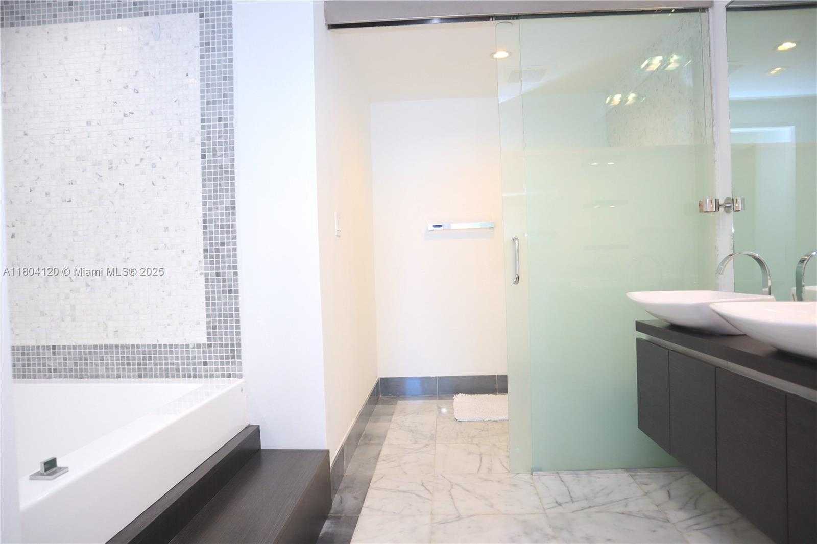 Small Image of 200 BISCAYNE BLVD WY #3309, Miami Number 11