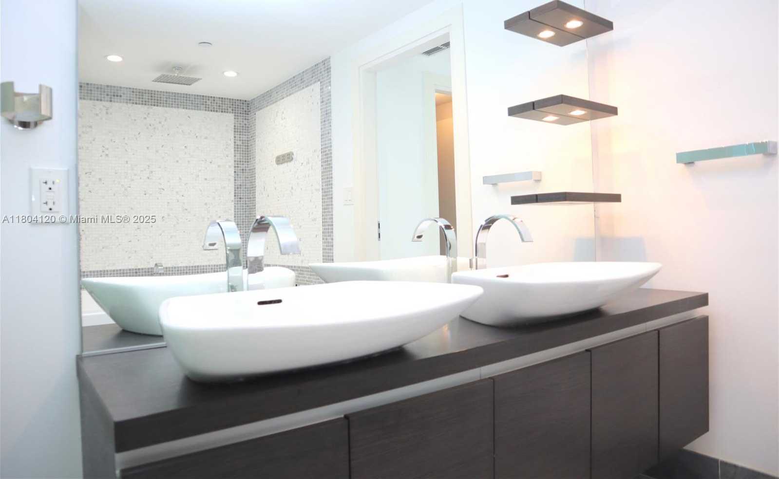 Small Image of 200 BISCAYNE BLVD WY #3309, Miami Number 12