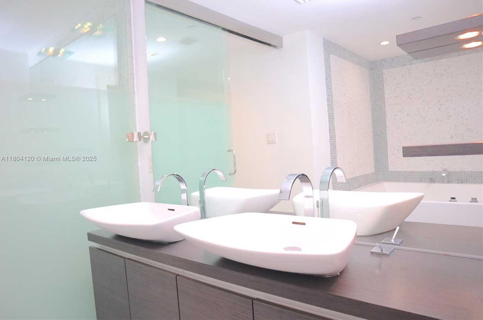 Small Image of 200 BISCAYNE BLVD WY #3309, Miami Number 13