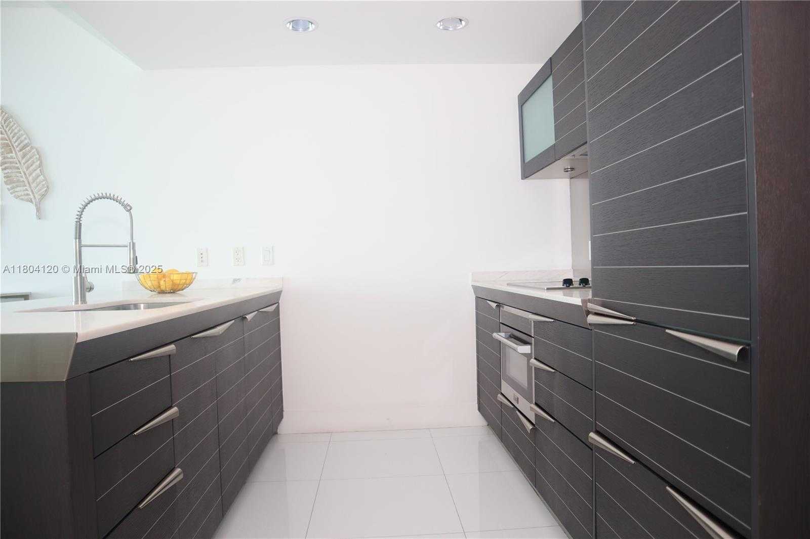 Small Image of 200 BISCAYNE BLVD WY #3309, Miami Number 2