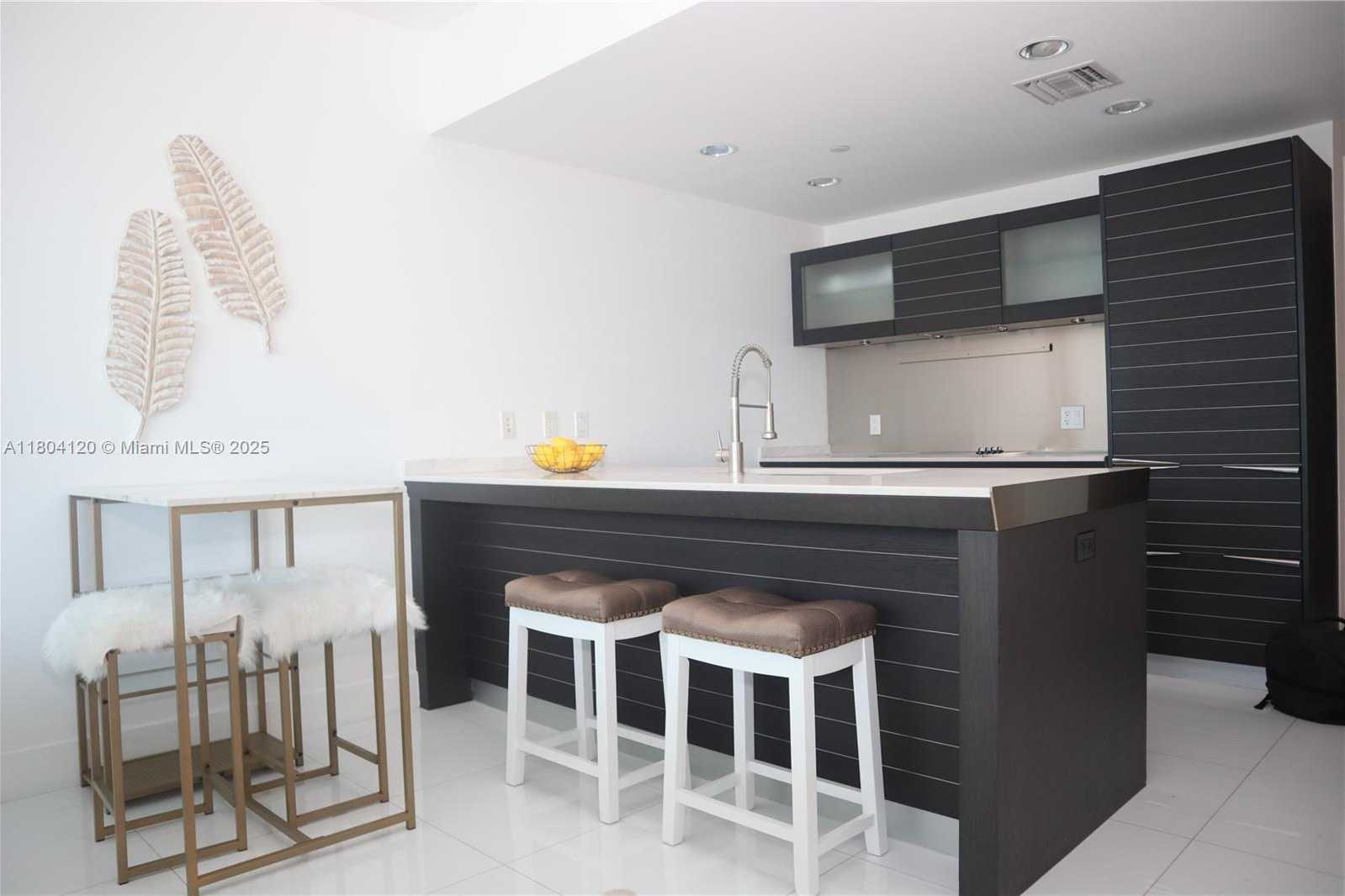 Small Image of 200 BISCAYNE BLVD WY #3309, Miami Number 4