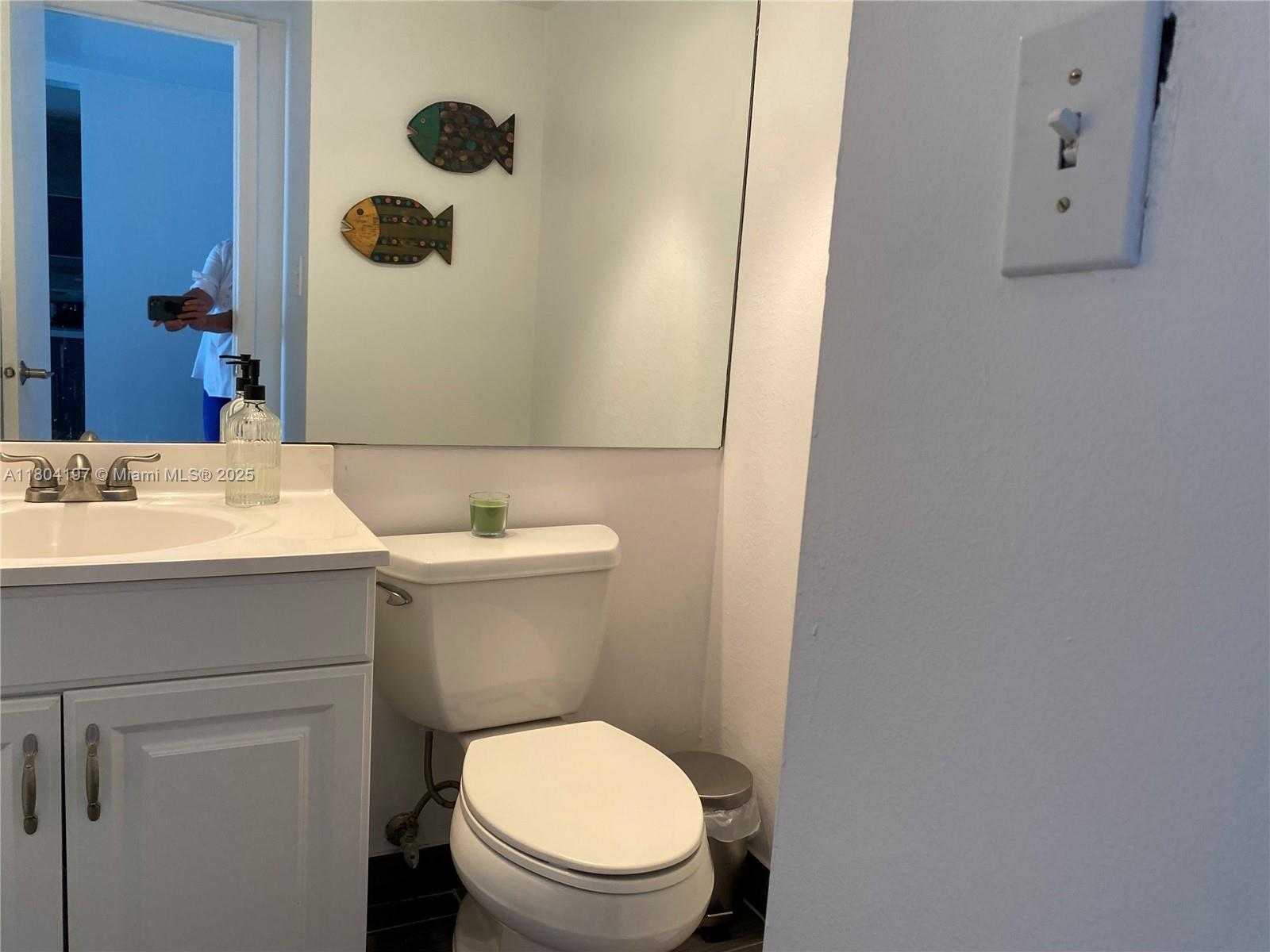 Small Image of 6900 BAY DR #10E, Miami Beach Number 11
