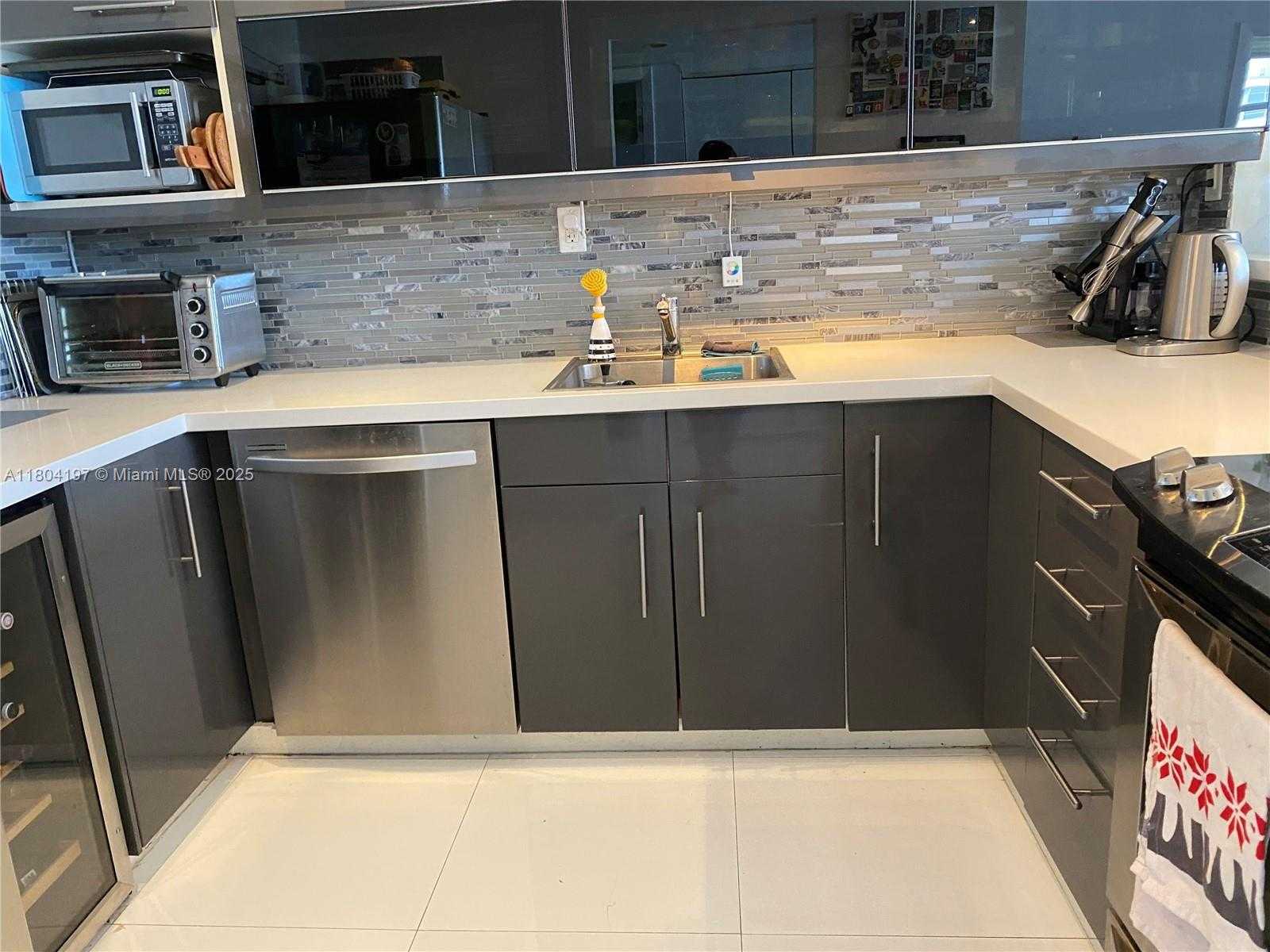 Small Image of 6900 BAY DR #10E, Miami Beach Number 13