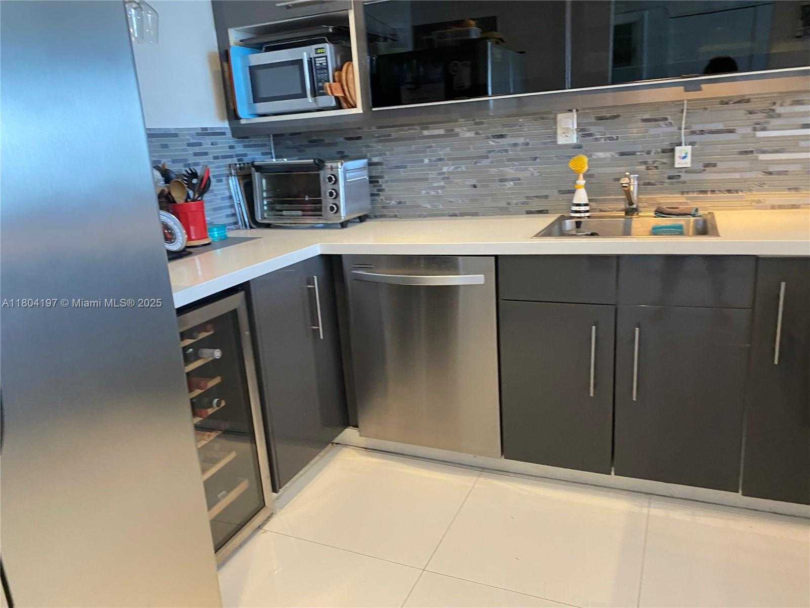 Small Image of 6900 BAY DR #10E, Miami Beach Number 14