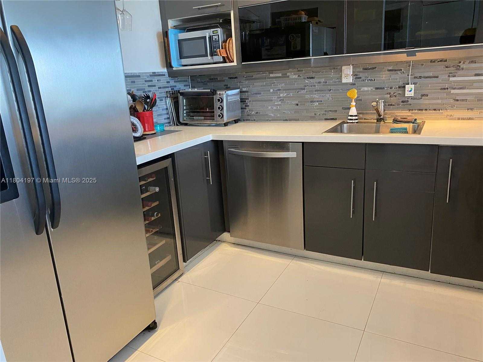 Small Image of 6900 BAY DR #10E, Miami Beach Number 16
