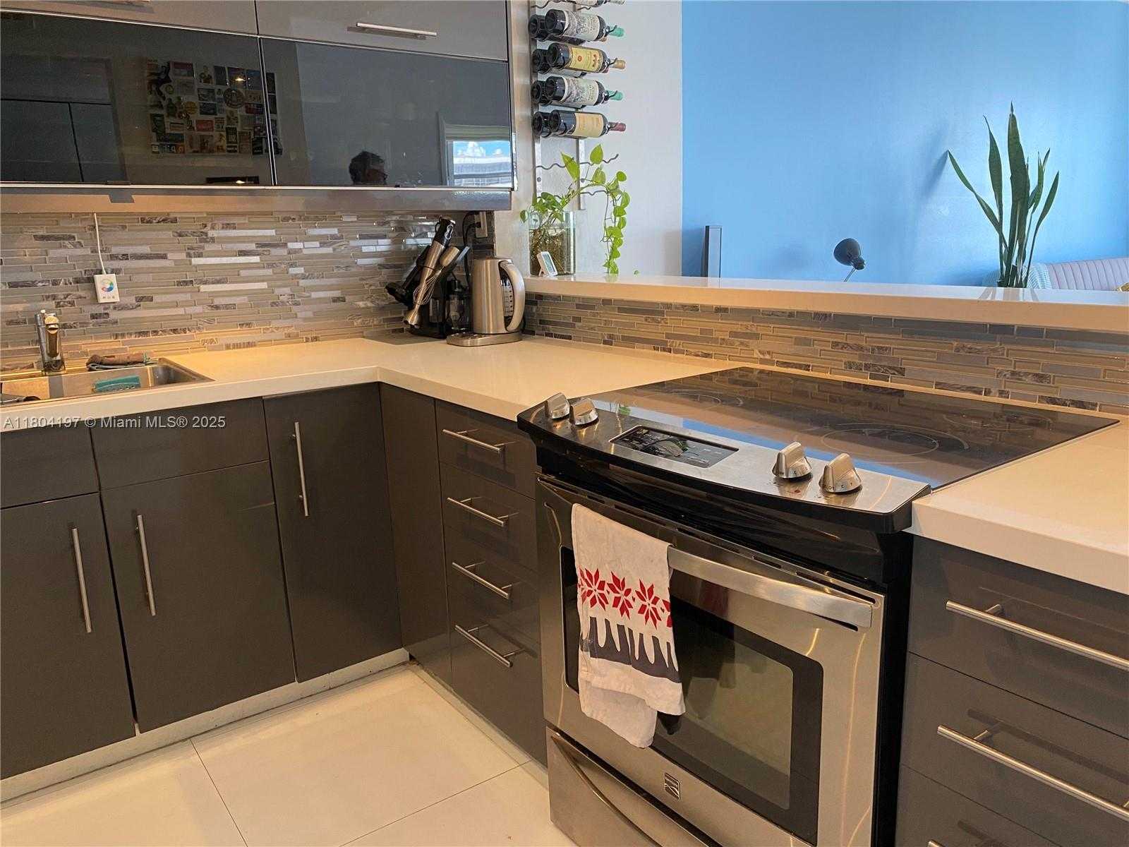 Small Image of 6900 BAY DR #10E, Miami Beach Number 17