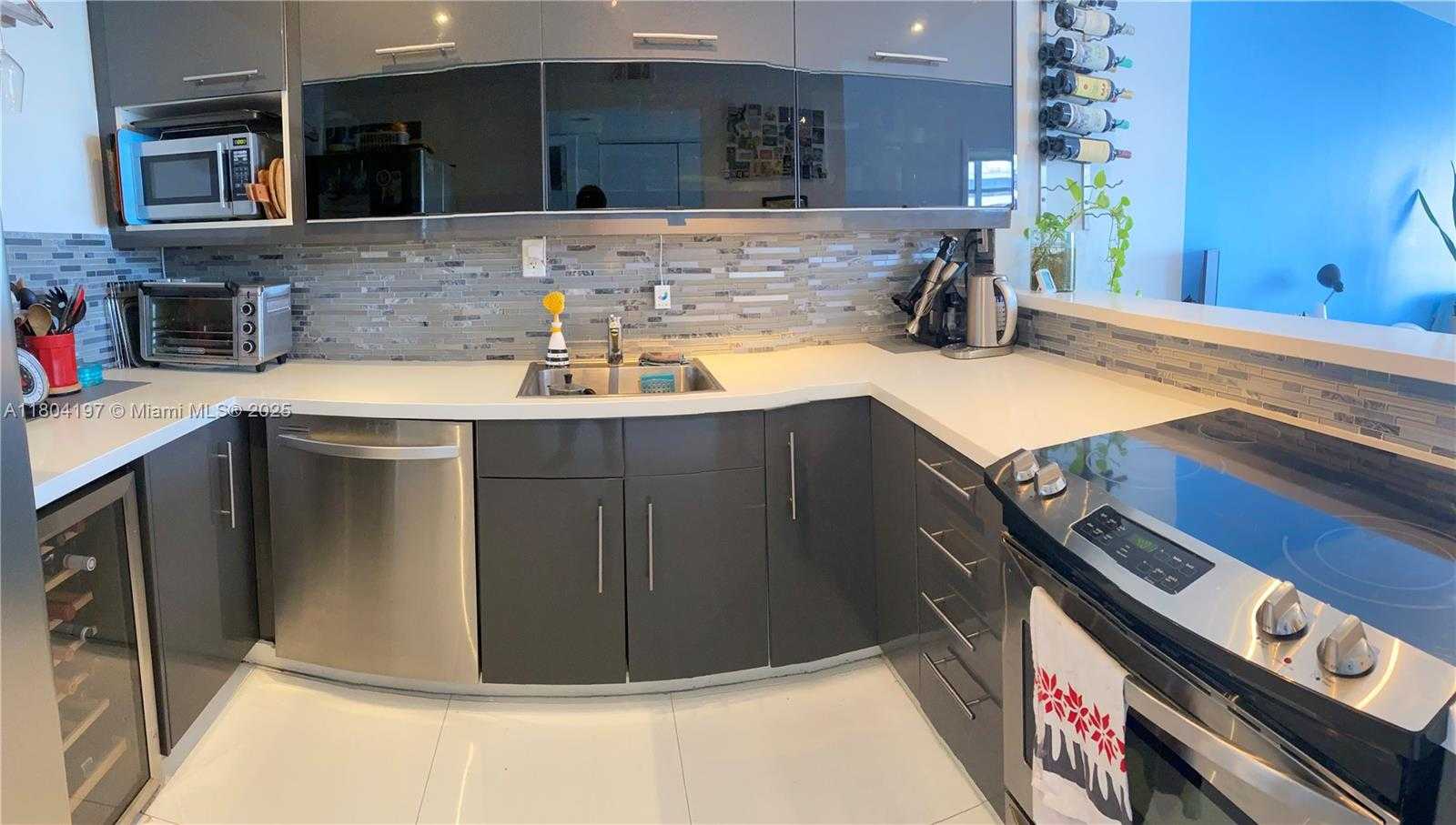 Small Image of 6900 BAY DR #10E, Miami Beach Number 18