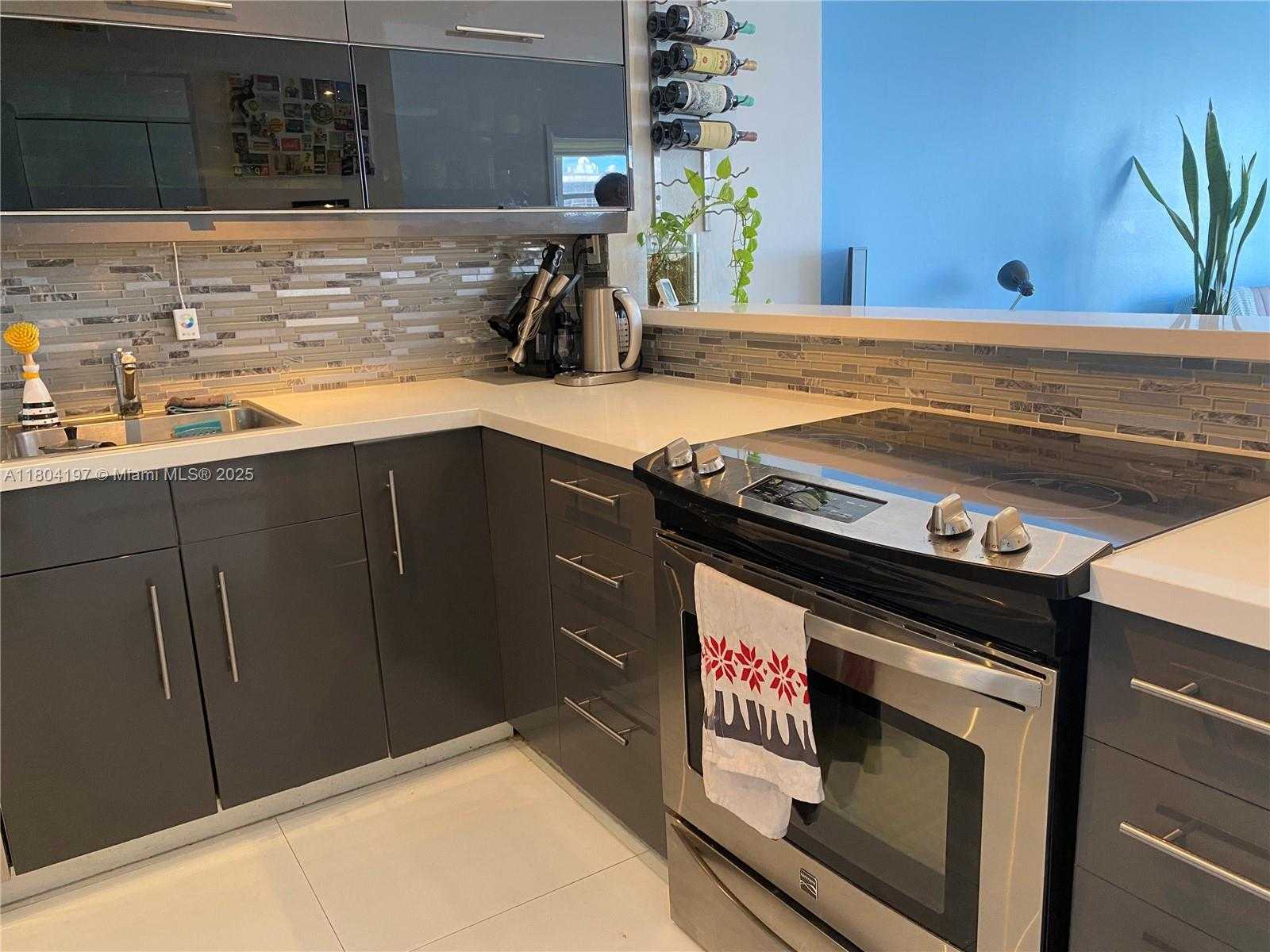 Small Image of 6900 BAY DR #10E, Miami Beach Number 19
