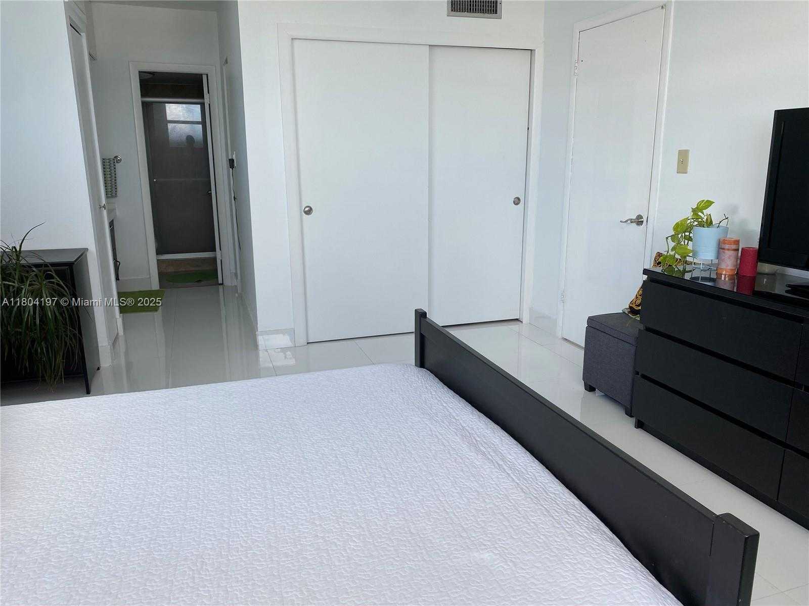 Small Image of 6900 BAY DR #10E, Miami Beach Number 22