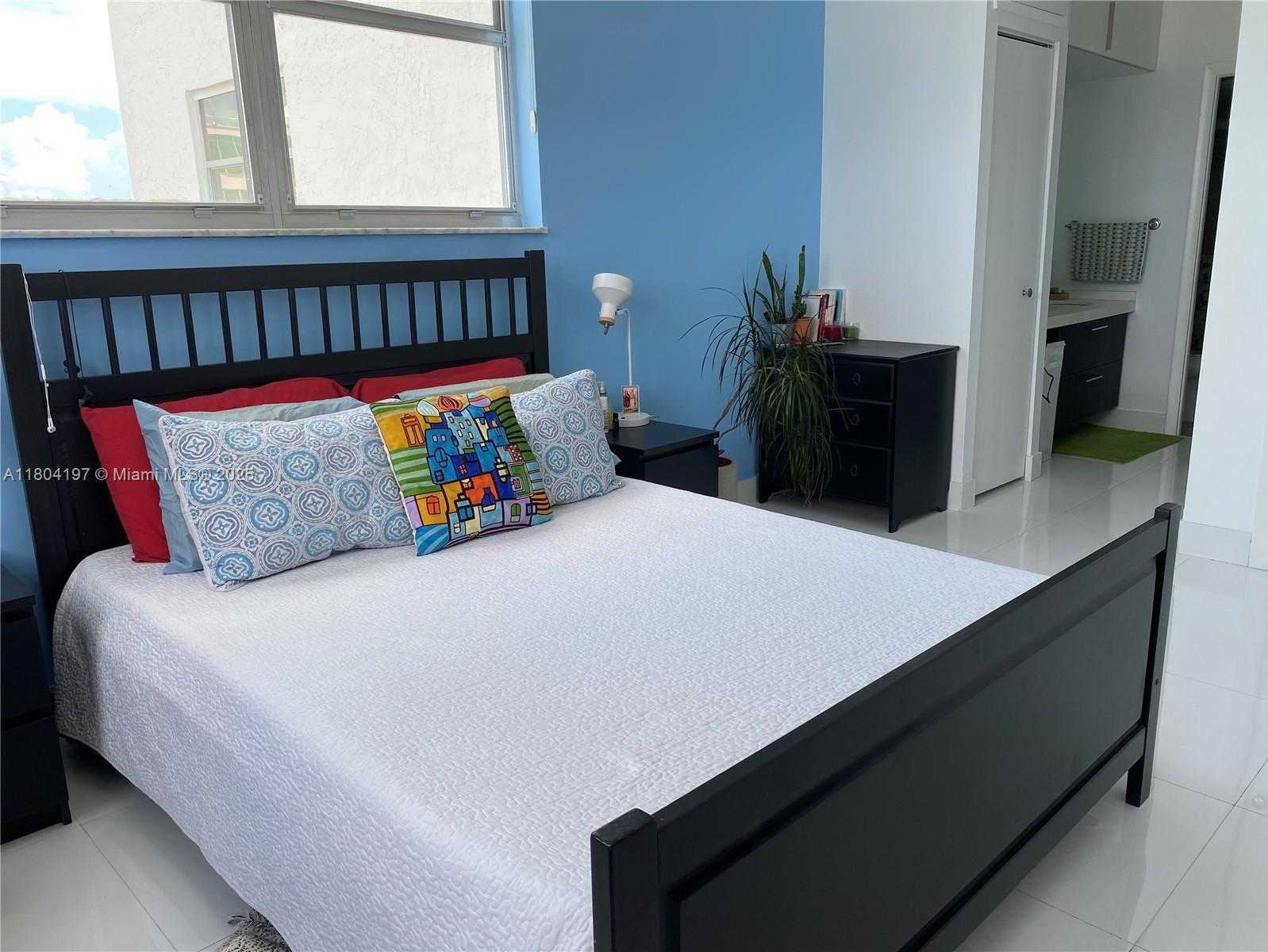 Small Image of 6900 BAY DR #10E, Miami Beach Number 23