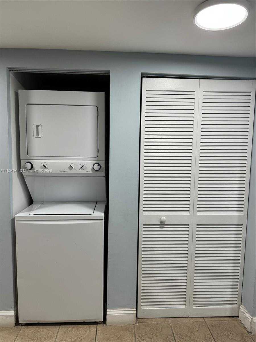 Small Image of 2951 SOUTH BAYSHORE DR #215, Miami Number 11