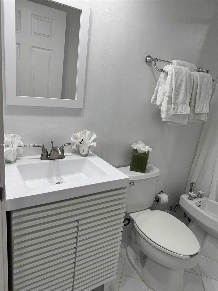 Small Image of 2951 SOUTH BAYSHORE DR #215, Miami Number 13