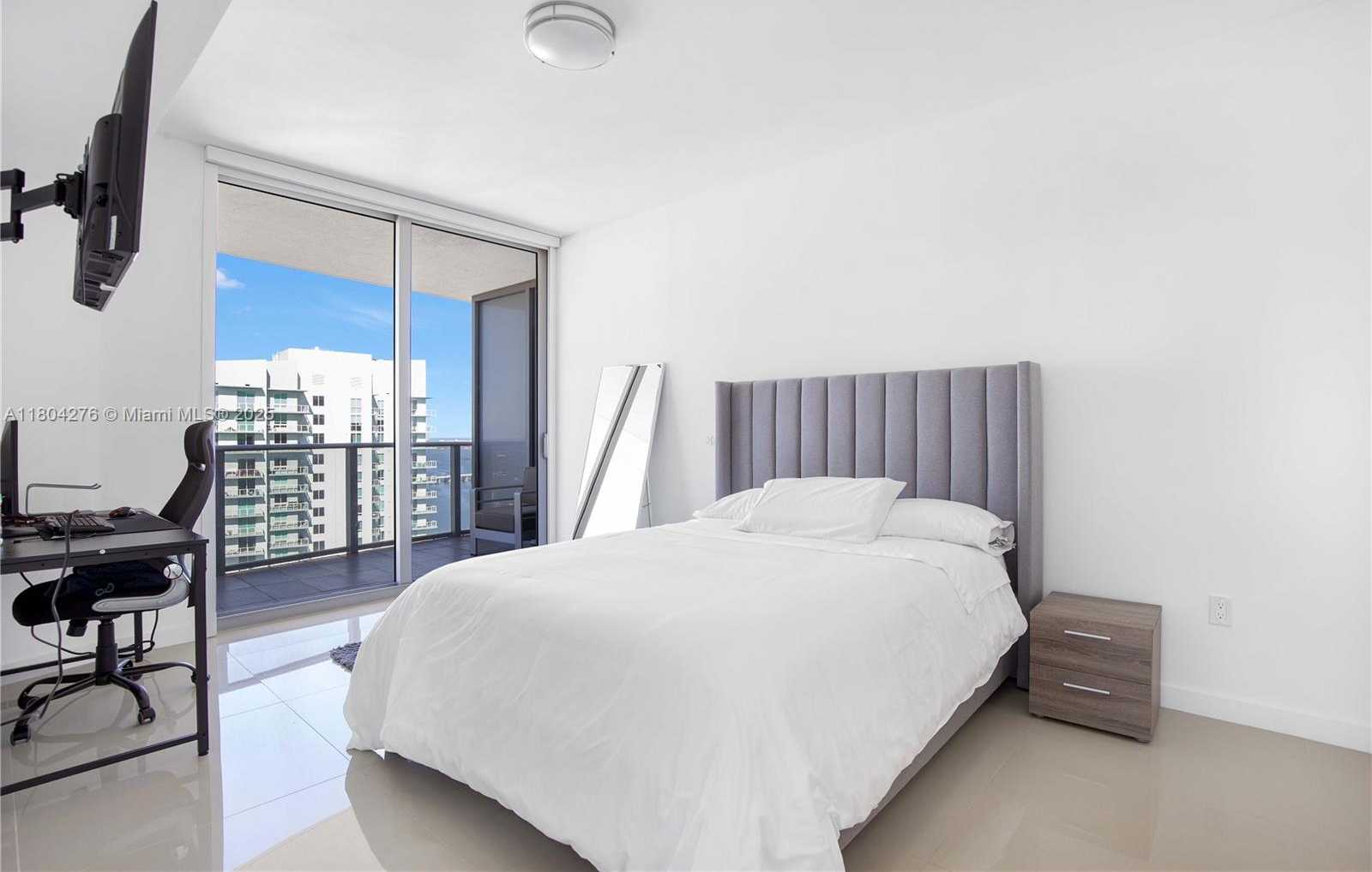 Small Image of 488 NE 18th St, Miami, FL 33132, USA Number 13