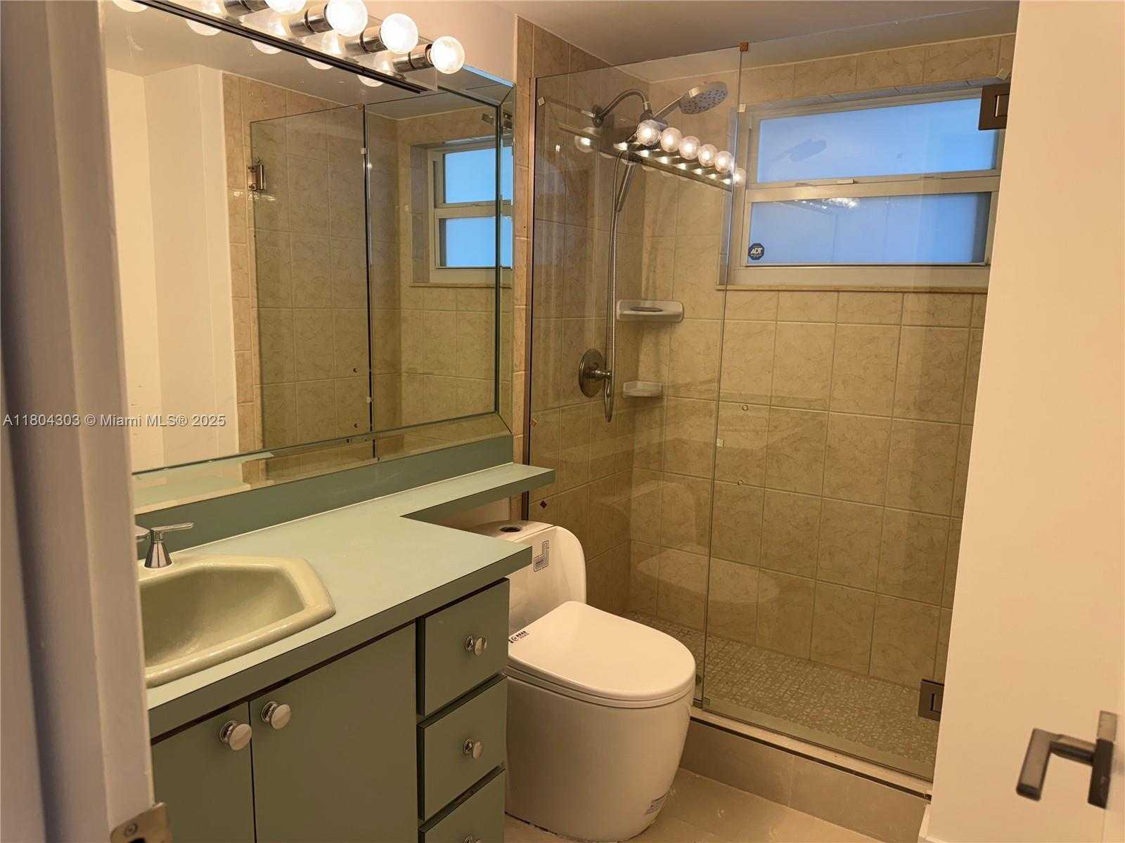 Small Image of 16450 MIAMI DR #106, North Miami Beach Number 11