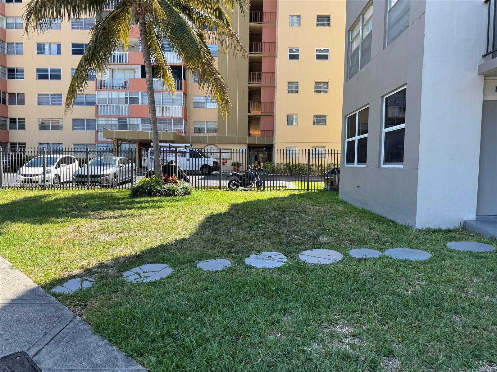Small Image of 16450 MIAMI DR #106, North Miami Beach Number 12