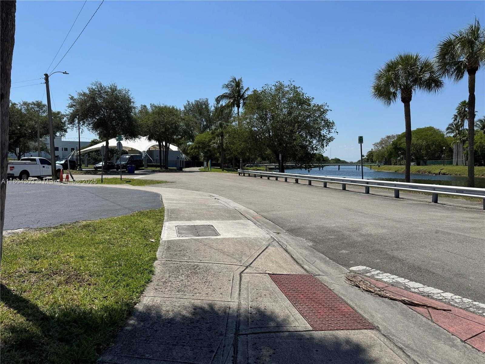Small Image of 16450 MIAMI DR #106, North Miami Beach Number 14