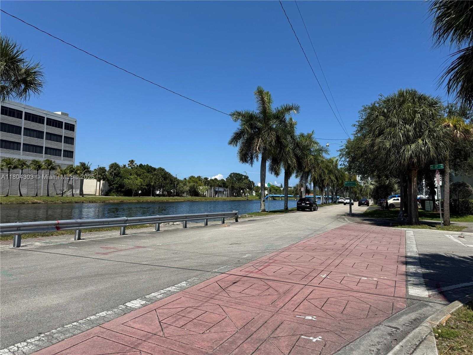 Small Image of 16450 MIAMI DR #106, North Miami Beach Number 15