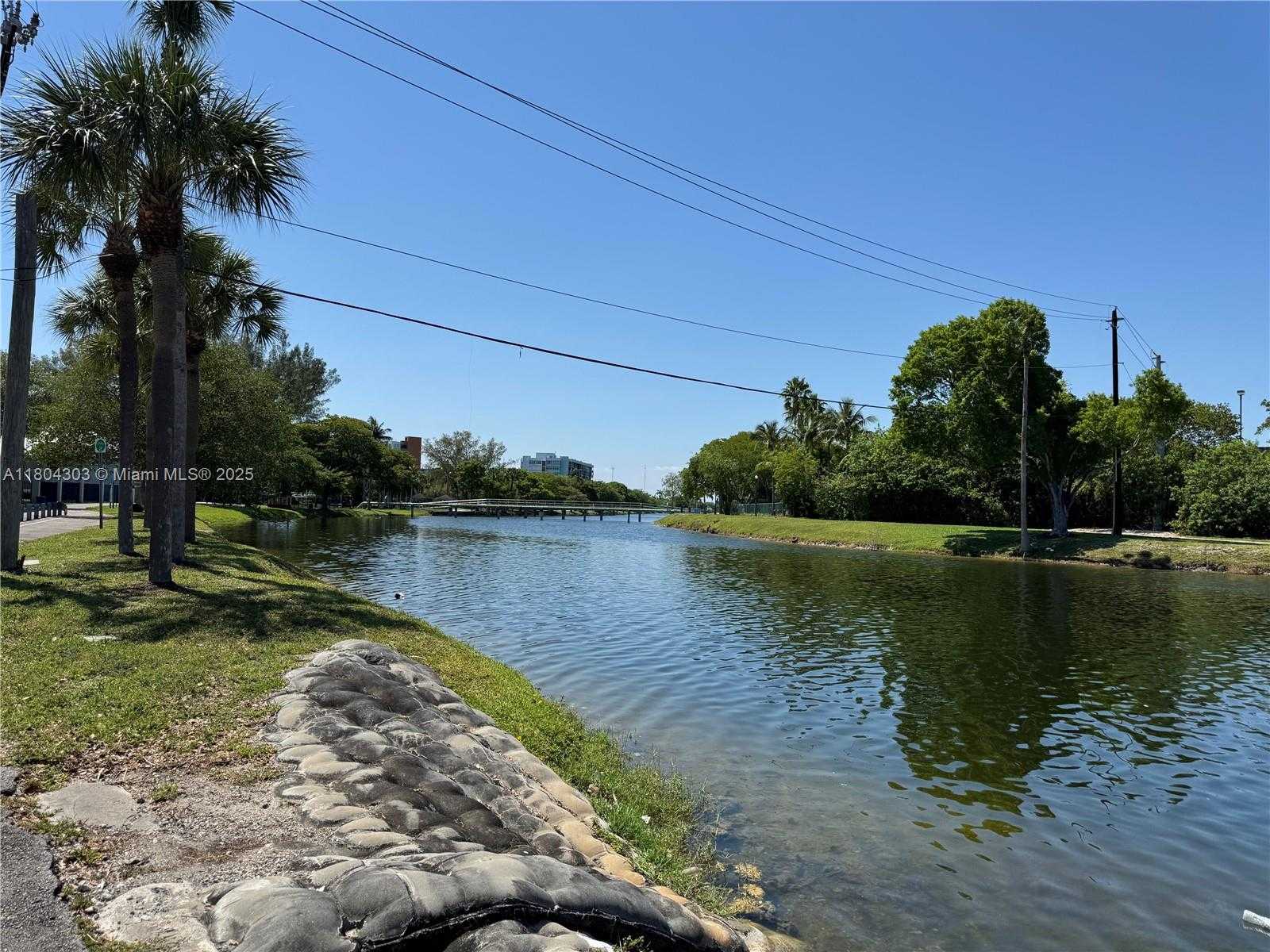 Small Image of 16450 MIAMI DR #106, North Miami Beach Number 17