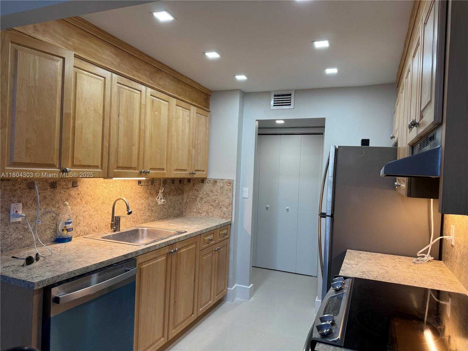 Small Image of 16450 MIAMI DR #106, North Miami Beach Number 4