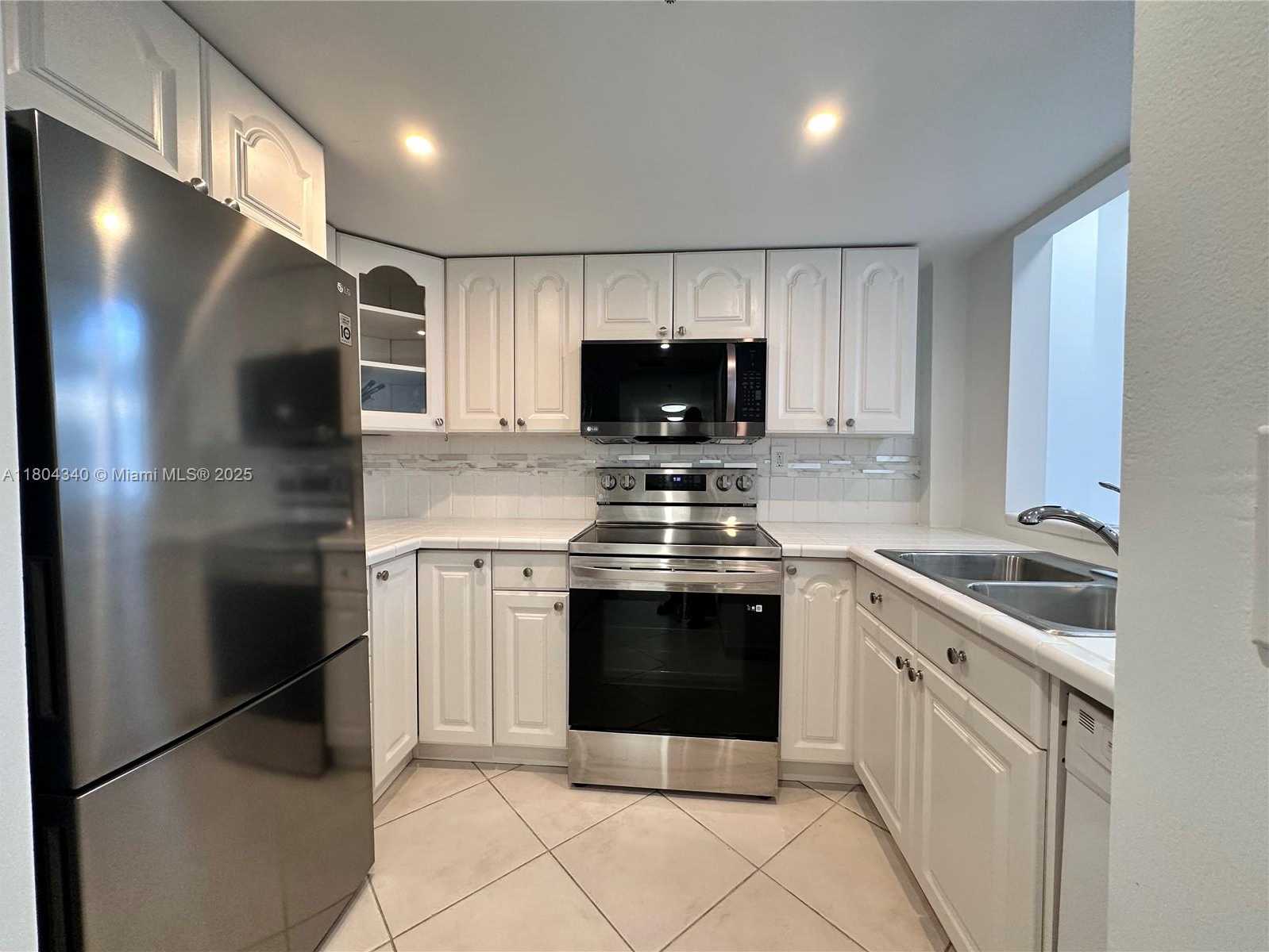 Small Image of 540 BRICKELL KEY DR #302, Miami Number 2