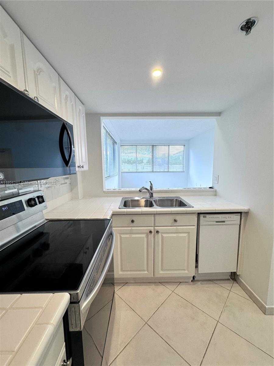 Small Image of 540 BRICKELL KEY DR #302, Miami Number 4