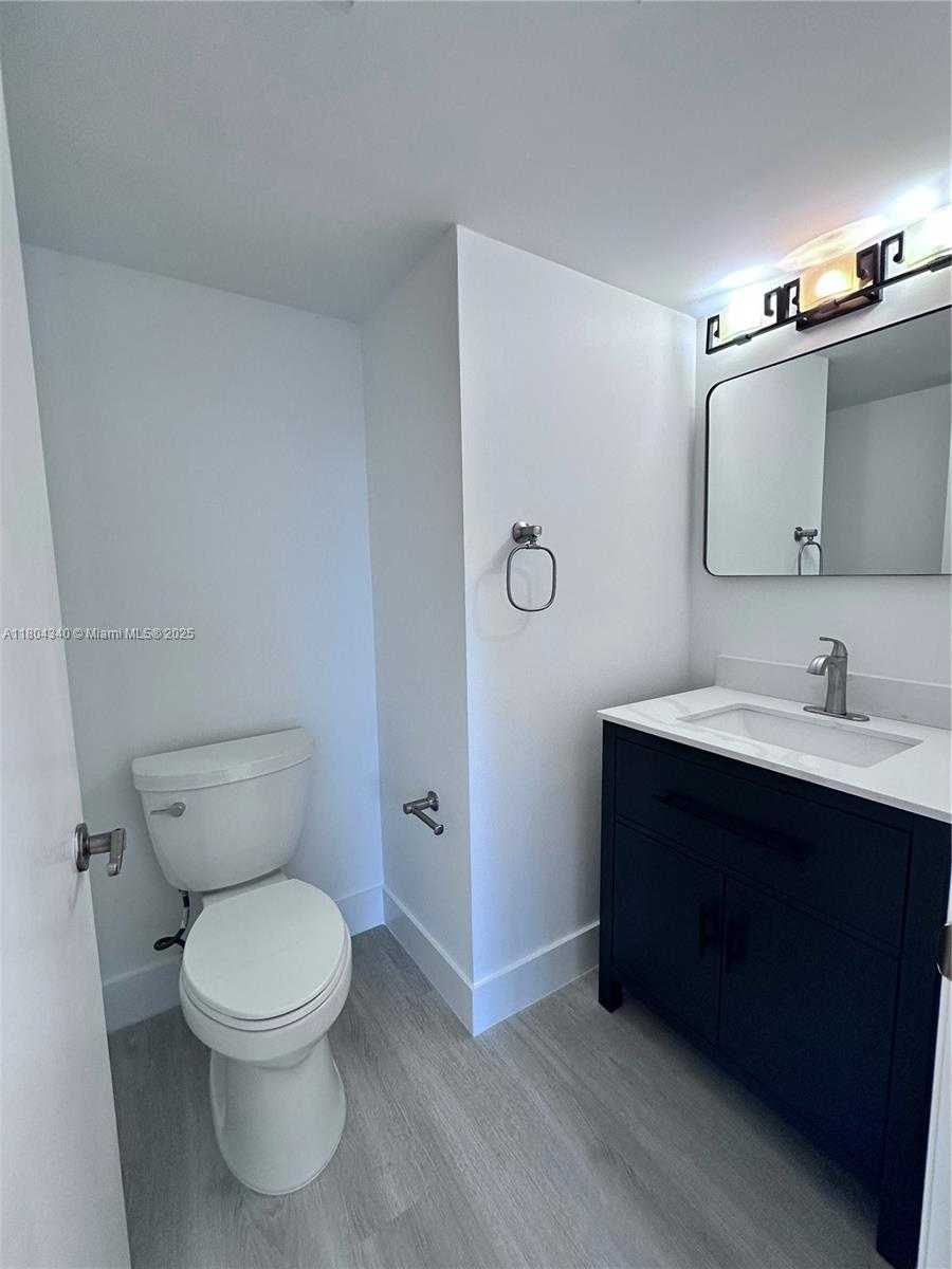 Small Image of 540 BRICKELL KEY DR #302, Miami Number 8