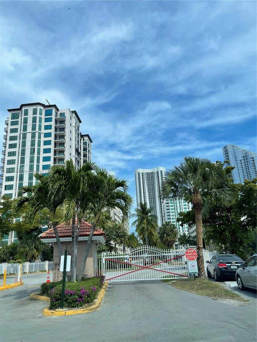 Small Image of 400 KINGS POINT DR #1112, Sunny Isles Beach Number 14