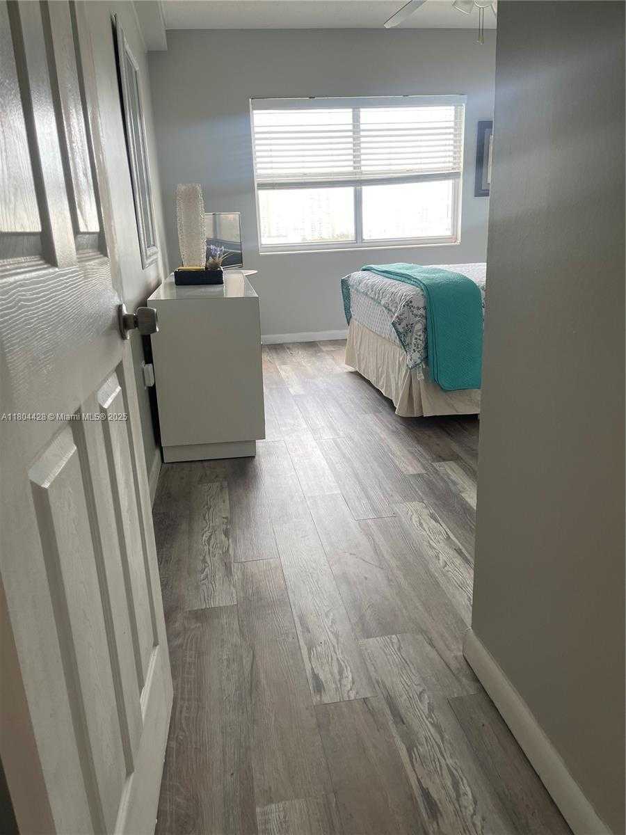Small Image of 400 KINGS POINT DR #1112, Sunny Isles Beach Number 8